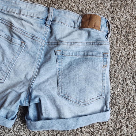 Aero Size 00 Distressed Low Rise Midi Jean Shorts! - Picture 6 of 12
